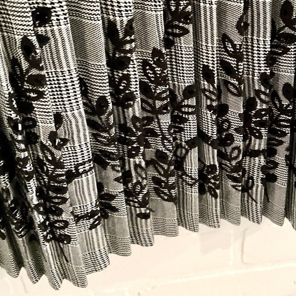 Zara Midi Skirt Pleated Houndstooth Embroidered Flowers White/Black like new XS - Picture 7 of 12